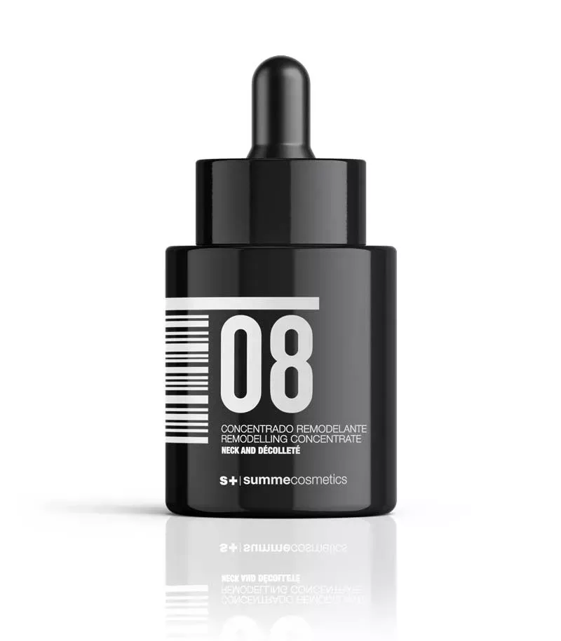 Frau trägt straffendes Serum auf ihr Dekolleté auf – Anti-Aging Pflege für straffe Haut