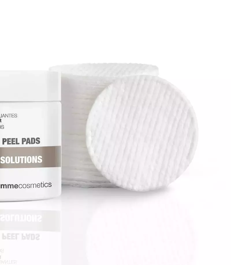 Gesichtspad wird über das Gesicht gerieben