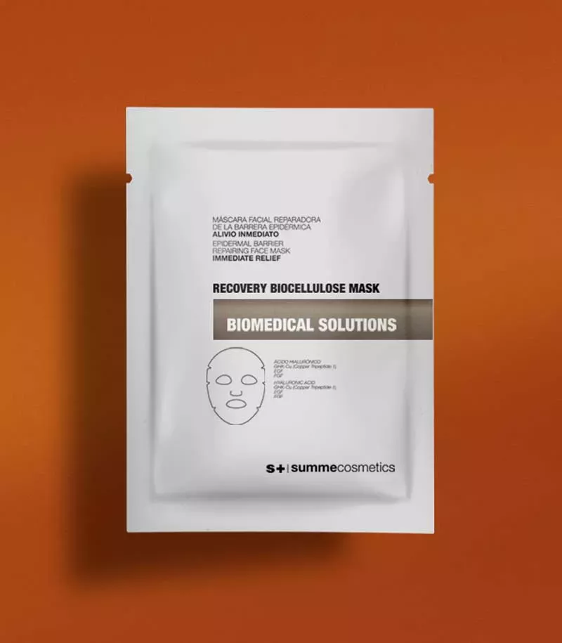 Beruhigende Biocellulosemaske auf Gesicht nach Behandlung