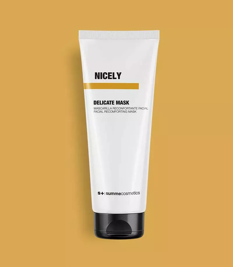 Beruhigende Gesichtsmaske, die der Haut essentielle Nährstoffe zuführt, um die Hautbarriere wiederherzustellen